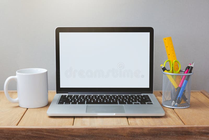 Ordenador portátil con la mofa blanca de la pantalla encima de la plantilla Escritorio de oficina con el ordenador; taza y pluma