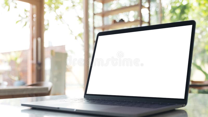 Ordenador portátil con la pantalla de escritorio blanca en blanco en la tabla de mármol en café moderno con el fondo de la natura fotos de archivo Ordenador portátil con la pantalla de escritorio blanca en blanco en la tabla de mármol en café moderno con el fondo de la natura fotos de archivo