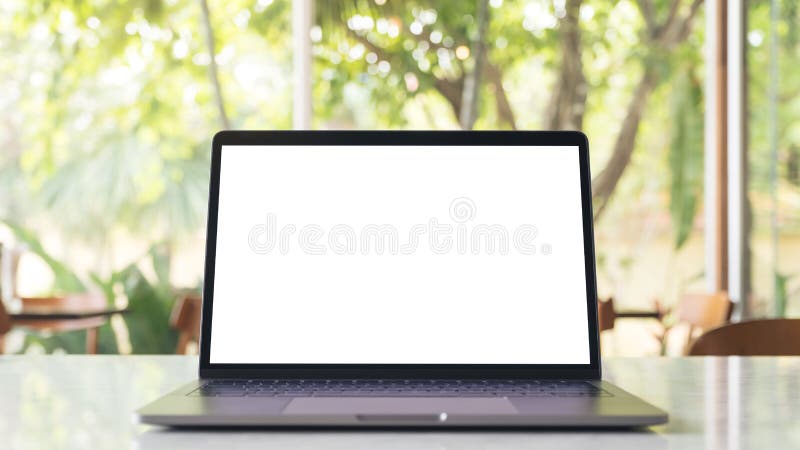Ordenador portátil con la pantalla de escritorio blanca en blanco en la tabla de mármol en café moderno con el fondo de la natura fotos de archivo libres de regalías Ordenador portátil con la pantalla de escritorio blanca en blanco en la tabla de mármol en café moderno con el fondo de la natura fotos de archivo libres de regalías