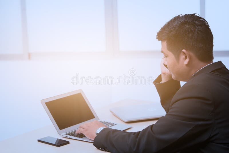 Ordenador portátil que mecanografía joven del hombre de negocios imagenes de archivo Ordenador portátil que mecanografía joven del hombre de negocios imagenes de archivo