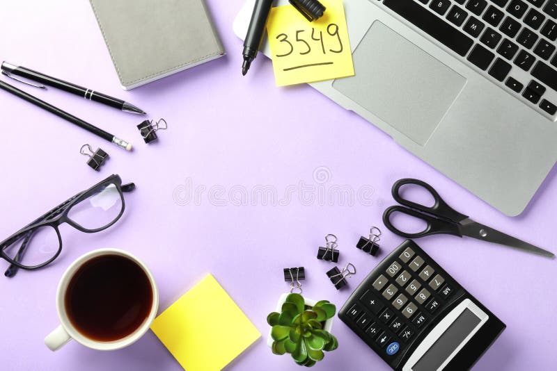Ordenador portátil, taza de café, calculadora y efectos de escritorio en el fondo del color, endecha plana Composición de tabla d foto de archivo Ordenador portátil, taza de café, calculadora y efectos de escritorio en el fondo del color, endecha plana Composición de tabla d foto de archivo