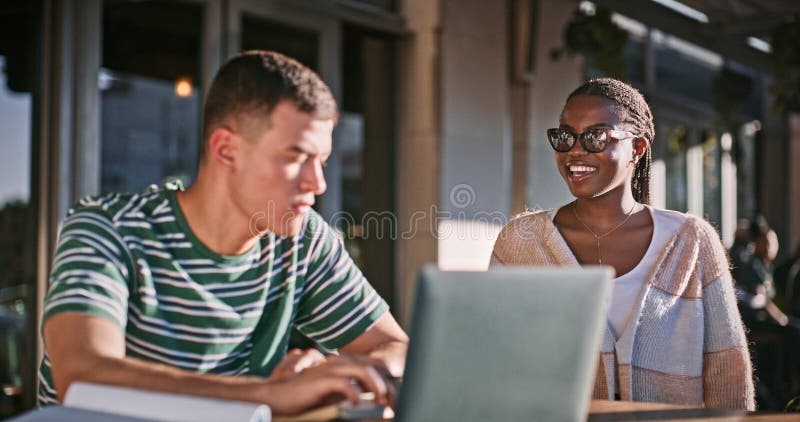 Ordenar la laptop y sonreír con los amigos estudiantes en el campus juntos para aprender o estudiar. Ordenador o imágenes de archivo libres de regalías