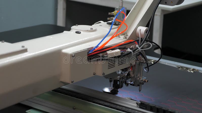 Ordinateur de contrôle de machine à coudre machine à coudre automatique Broderie automatique La robotique CNC travaille sur banque de vidéos