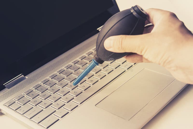 Clavier De Nettoyage Et Ordinateur De Soin Photo stock - Image du