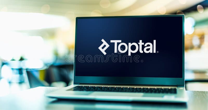 Ordinateur portable affichant le logo de toptal photographie stock