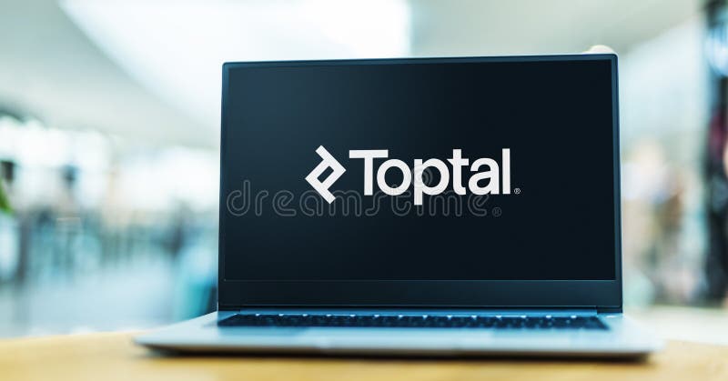 Ordinateur portable affichant le logo de toptal photos libres de droits