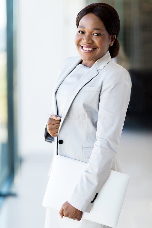 Ordinateur portable afro-américain de femme d'affaires