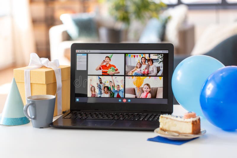 Ordinateur portable avec appel vidéo ou fête d'anniversaire en ligne image libre de droits
