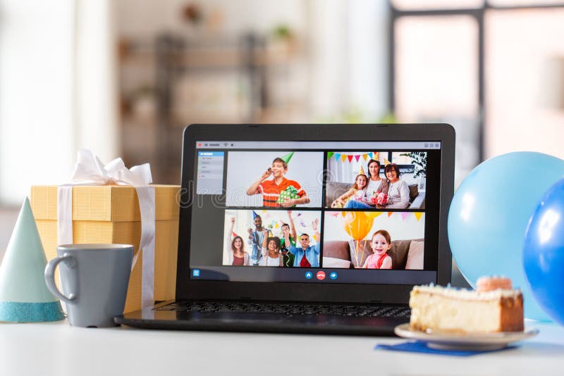 Ordinateur portable avec appel vidéo ou fête d'anniversaire en ligne photo libre de droits