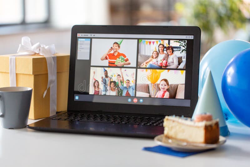 Ordinateur portable avec appel vidéo ou fête d'anniversaire en ligne photographie stock libre de droits