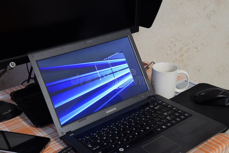 Ordinateur portable avec le logo du système d'exploitation affiché sur l'écran Windows 10 photos libres de droits Ordinateur portable avec le logo du système d'exploitation affiché sur l'écran Windows 10 photos libres de droits