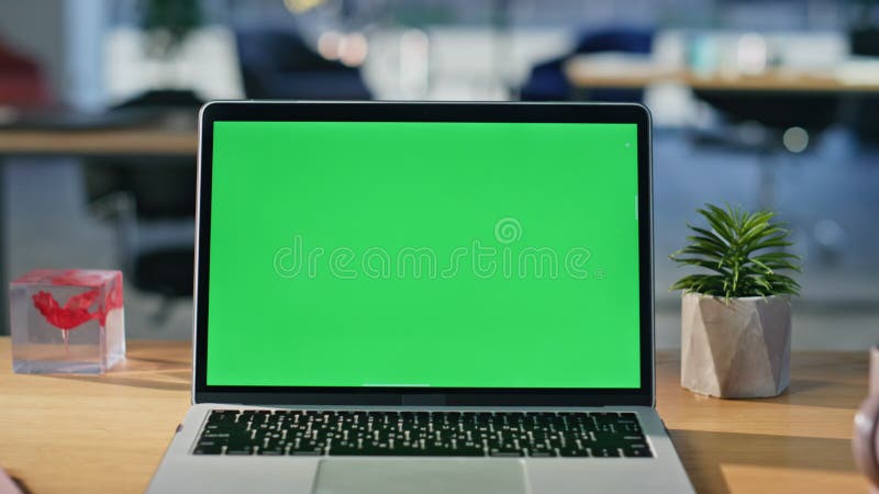 Ordinateur portable clé Chroma placé sur la closeuse de l'espace de travail moderne. Ordinateur à écran vert banque de vidéos