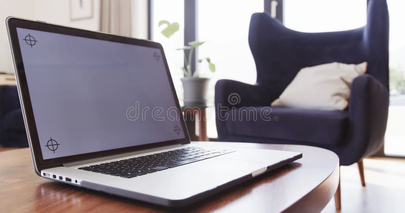 Ordinateur portable ouvert avec espace copie à l'écran sur table basse dans le salon au ralenti clips vidéos