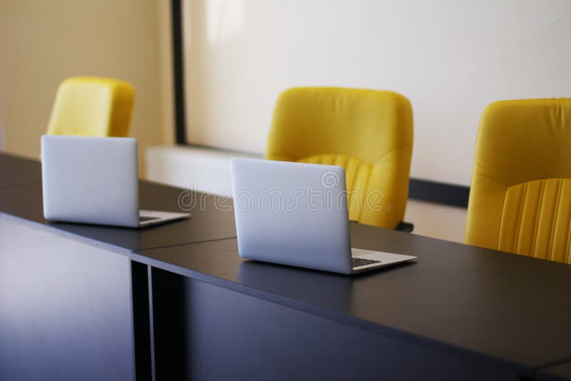 Ordinateurs argentés sur la table dans le bureau photo stock Ordinateurs argentés sur la table dans le bureau photo stock