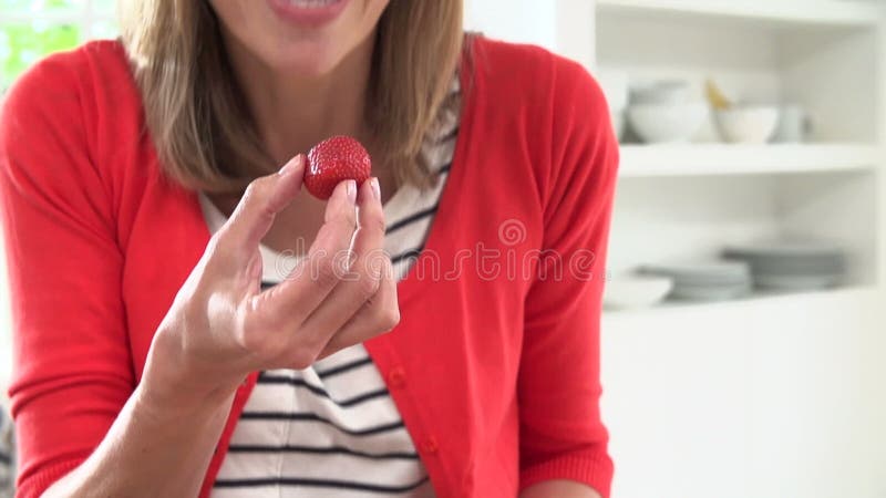 Ordre de mouvement lent de la coupe de femme et de la fraise de consommation