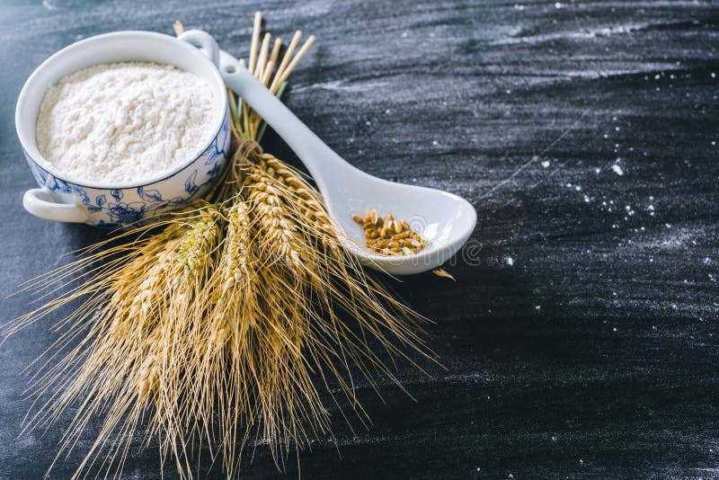 Orecchie e farina del grano fotografie stock libere da diritti Orecchie e farina del grano fotografie stock libere da diritti