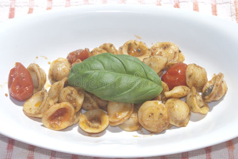 Orecchiette al pesto e pomodoro