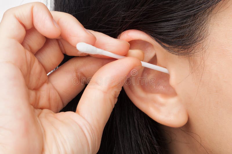 Oreille de nettoyage photographie stock libre de droits Oreille de nettoyage photographie stock libre de droits