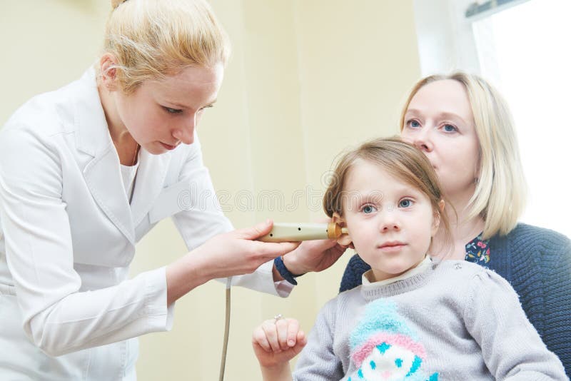 Oreille, nez, examen de gorge Docteur OTO-RHINO avec un enfant et un endoscope oto-rhino-laryngologie