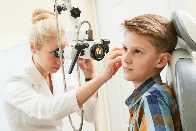 Oreille, nez, examen de gorge Docteur OTO-RHINO avec un patient et un endoscope d'enfant image stock Oreille, nez, examen de gorge Docteur OTO-RHINO avec un patient et un endoscope d'enfant image stock