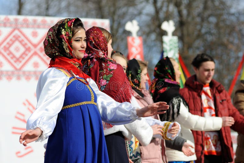 Orel Ryssland - Februari 26, 2017: Maslenitsa festflickor i Russ arkivbild Orel Ryssland - Februari 26, 2017: Maslenitsa festflickor i Russ arkivbild
