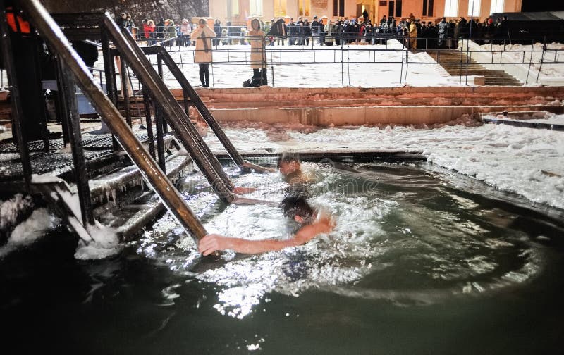 Orel Ryssland, Januari 19, 2018: Epiphany Unga män som doppar dem royaltyfri fotografi Orel Ryssland, Januari 19, 2018: Epiphany Unga män som doppar dem royaltyfri fotografi