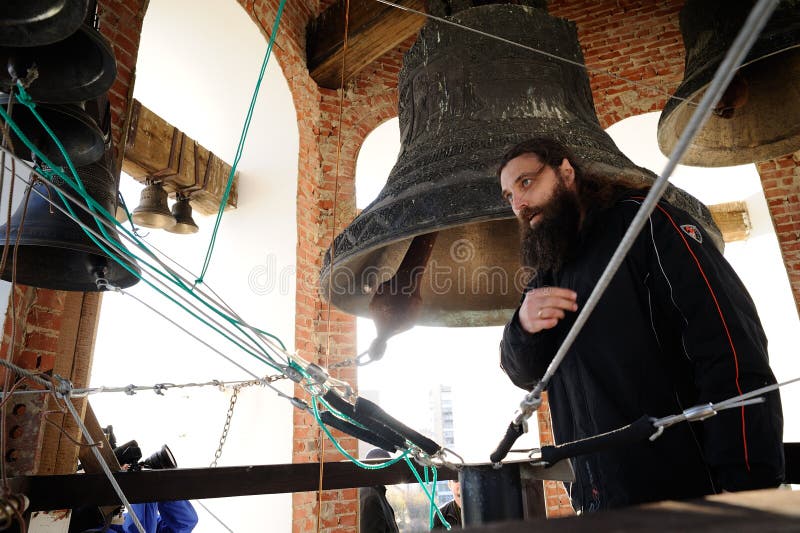 Orel, Rússia – 20 de abril de 2017: Festival ortodoxo de toque de sinos. B imagem de stock