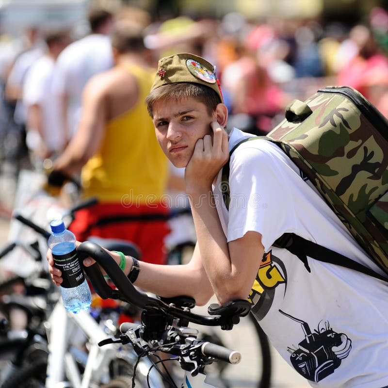 Orel, Rússia – 29 de maio de 2016: Bikeday Russo em Orel. Rapaz com uma bicicleta a olhar para a câmara em close-up fotos de stock