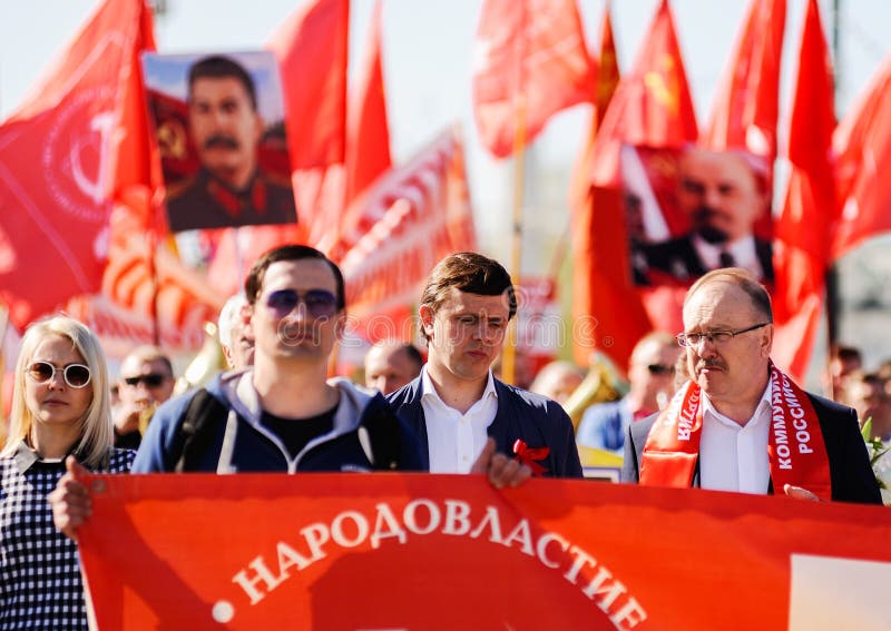 Orel, Rússia - 1º de maio de 2018: Reunião do primeiro de maio Caminhada do governo municipal imagens de stock Orel, Rússia - 1º de maio de 2018: Reunião do primeiro de maio Caminhada do governo municipal imagens de stock