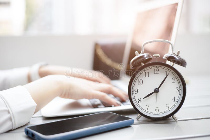 Orele de lucru în afaceri înseamnă că oamenii lucrează la tastarea computerului notebook cu probleme legate de timpul de lucru dim stock photos