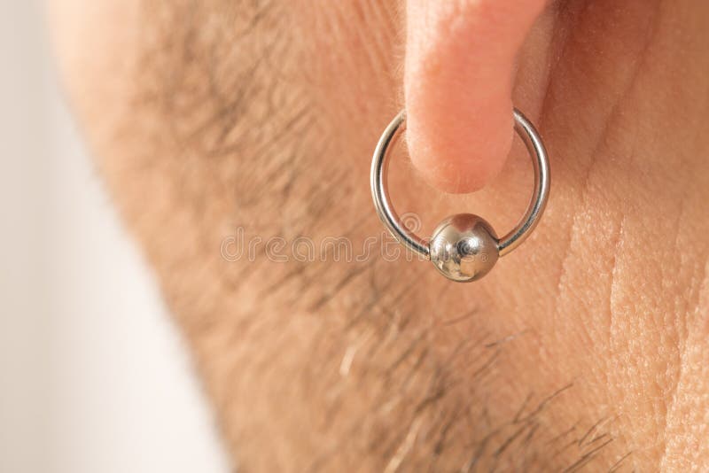 Orelha perfurada de um homem foto de stock Orelha perfurada de um homem foto de stock