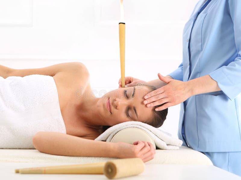 Candela auricular, tratamento natural purificador foto de stock royalty free