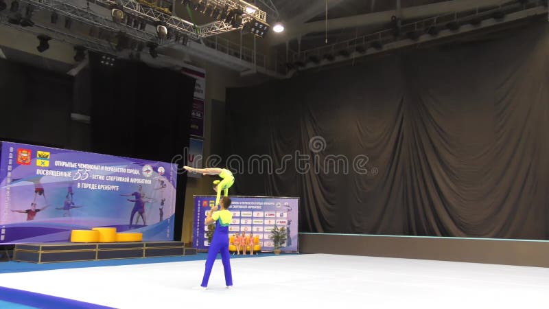 Orenburg, Rosja, Grudnia 14, 2017 rok: Juniory współzawodniczą w sport akrobacjach