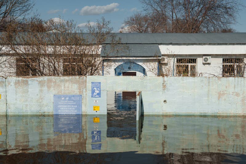 Orenburg russia 04162024 : översvämmade hus i orenburg efter våröversvämningen på floden royaltyfria bilder