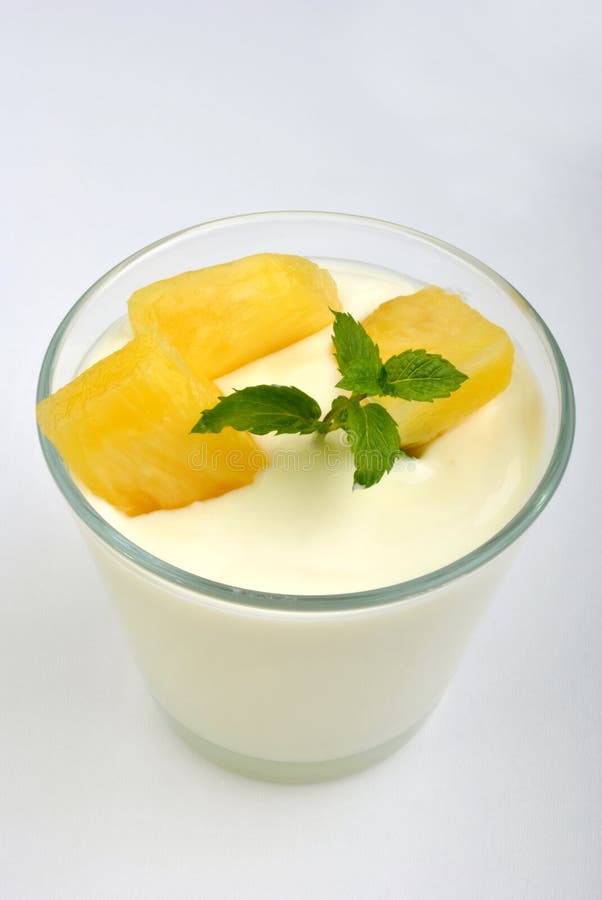 organicznie ananas w naturalnym jogurcie i mennicie fotografia stock organicznie ananas w naturalnym jogurcie i mennicie fotografia stock
