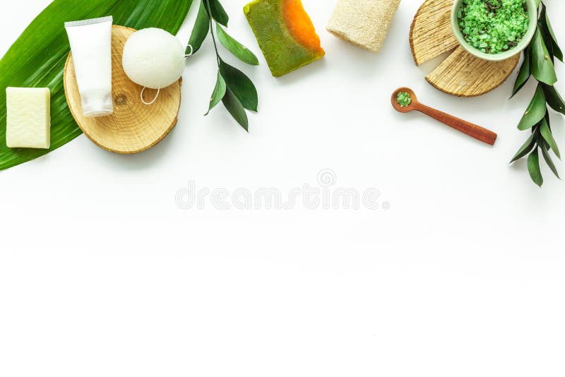 Organicznie zdrój z ziołowymi kosmetykami na białym tło odgórnego widoku mockup zdjęcie royalty free Organicznie zdrój z ziołowymi kosmetykami na białym tło odgórnego widoku mockup zdjęcie royalty free