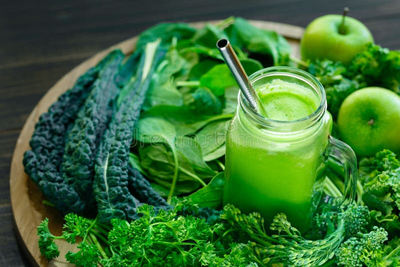 Organicznie Zielony sok z Obfitolistnymi Zielonymi warzywami