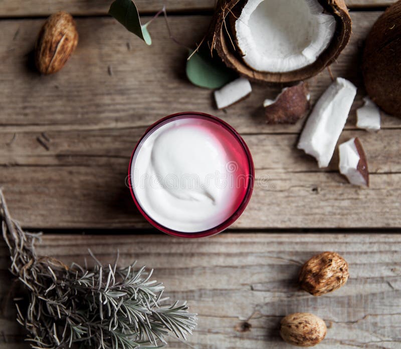 Organicznie śmietanka na drewnianym tle Conditioner, szampon dla włosianej opieki kosmetyki naturalnych włosiana zdrowa skóra fotografia stock Organicznie śmietanka na drewnianym tle Conditioner, szampon dla włosianej opieki kosmetyki naturalnych włosiana zdrowa skóra fotografia stock