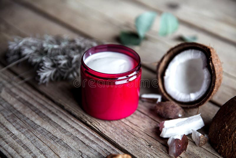 Organicznie śmietanka na drewnianym tle Conditioner, szampon dla włosianej opieki kosmetyki naturalnych włosiana zdrowa skóra zdjęcia royalty free Organicznie śmietanka na drewnianym tle Conditioner, szampon dla włosianej opieki kosmetyki naturalnych włosiana zdrowa skóra zdjęcia royalty free
