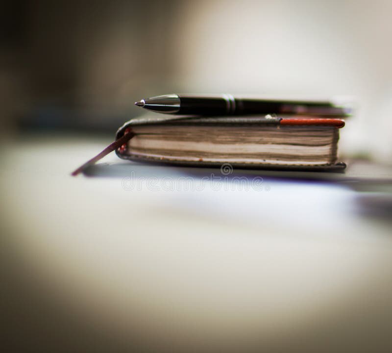 Organisateur et stylo personnels sur le bureau images libres de droits Organisateur et stylo personnels sur le bureau images libres de droits