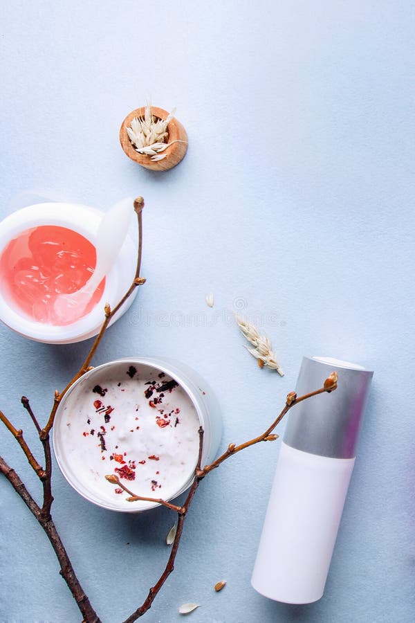 Organische bioschoonheidsmiddelen met kruideningrediënten Natuurlijk uittreksel van roze, oliën, serum De vlakke exemplaarruimte, royalty-vrije stock foto's Organische bioschoonheidsmiddelen met kruideningrediënten Natuurlijk uittreksel van roze, oliën, serum De vlakke exemplaarruimte, royalty-vrije stock foto's