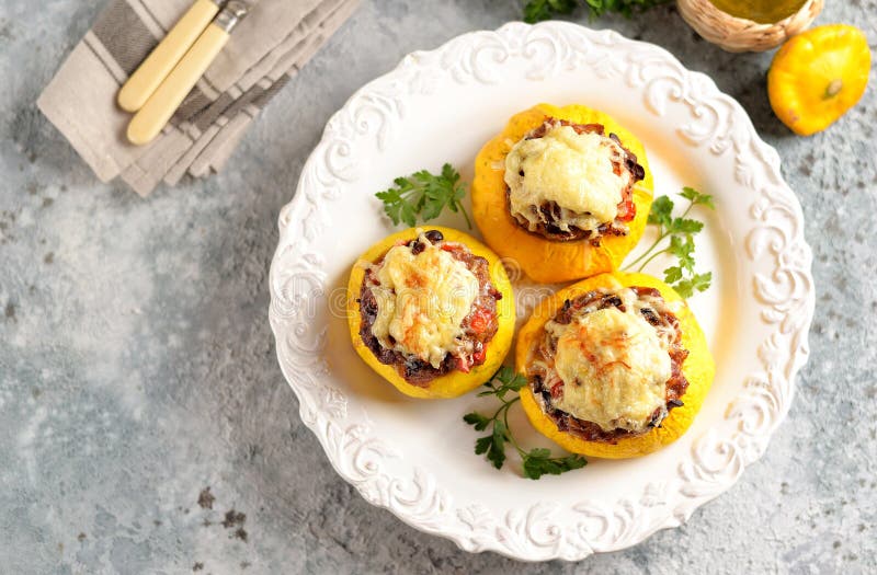 Organische gele die patissons vulden met vlees, uien, wortelen, paddestoelen en Spaanse peper in de oven met kaas wordt gebakken stock foto's Organische gele die patissons vulden met vlees, uien, wortelen, paddestoelen en Spaanse peper in de oven met kaas wordt gebakken stock foto's