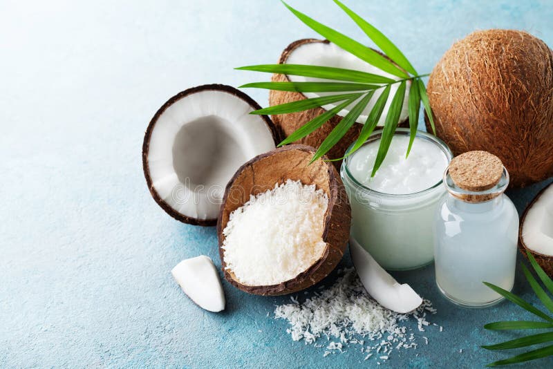 Organische Kokosnussprodukte für Badekurort, Kosmetik oder Lebensmittelinhaltsstoffe verzierten Palmblätter Naturöl, Wasser und S
