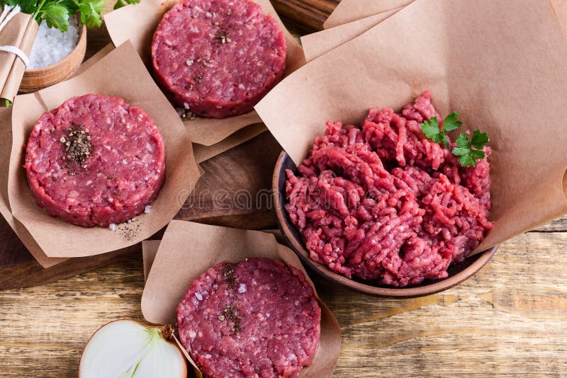 Organische ruwe van de rundergehaktvlees en hamburger lapje vleeskoteletten stock foto's Organische ruwe van de rundergehaktvlees en hamburger lapje vleeskoteletten stock foto's