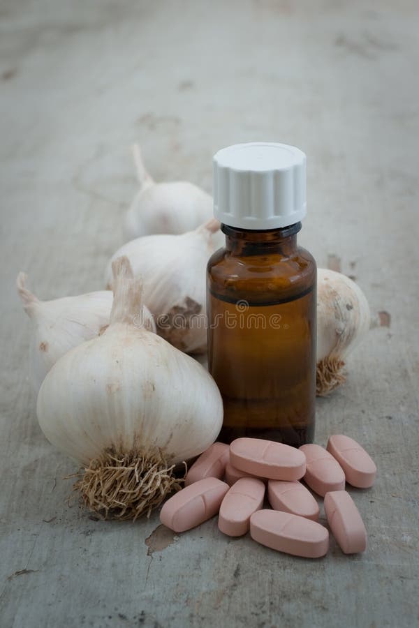 Organischer Knoblauch, boottle und Kräuterpillen lizenzfreies stockfoto Organischer Knoblauch, boottle und Kräuterpillen lizenzfreies stockfoto