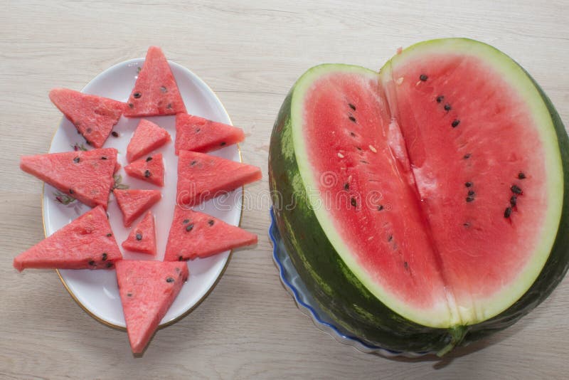 Organischer reifer samenloser Wassermelonen-Schnitt in Keile stockbilder Organischer reifer samenloser Wassermelonen-Schnitt in Keile stockbilder