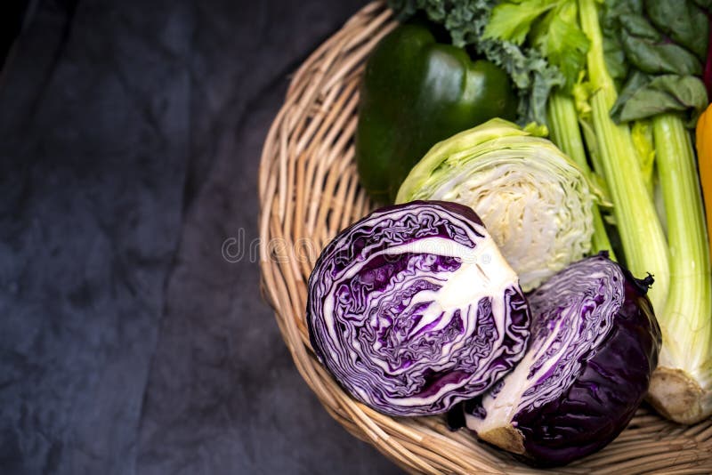 Organisches Gemüse im Korb Mit violettem Kohl, weißem Kohl, Sellerie, grünen Paprika im Korb auf dem Grau lizenzfreie stockfotos Organisches Gemüse im Korb Mit violettem Kohl, weißem Kohl, Sellerie, grünen Paprika im Korb auf dem Grau lizenzfreie stockfotos