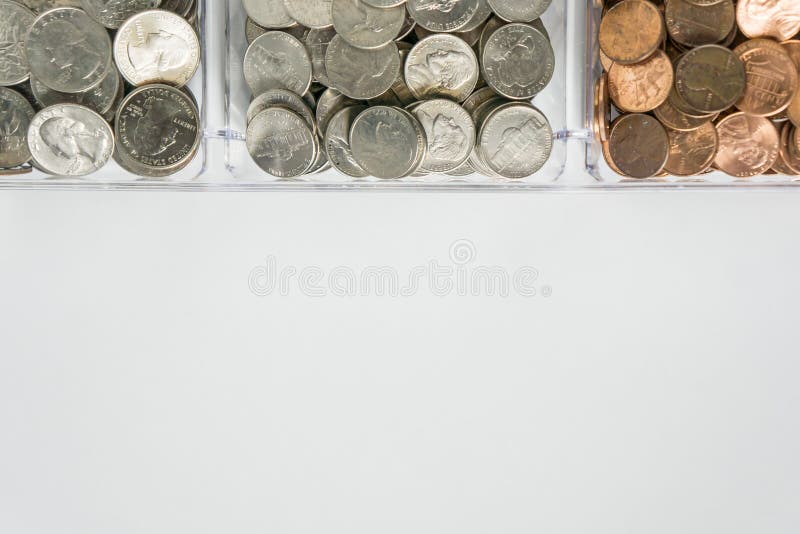 Organisierte lose Münzenänderung auf Oberseite, leerer leerer Raumraum für Textunterseite lizenzfreie stockbilder Organisierte lose Münzenänderung auf Oberseite, leerer leerer Raumraum für Textunterseite lizenzfreie stockbilder