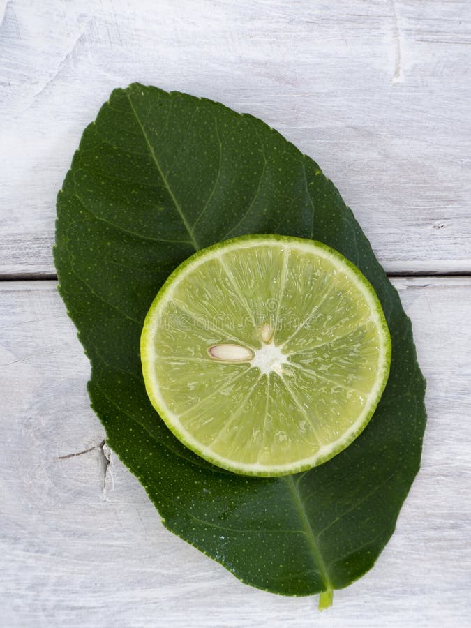 Organisk citron för nya snitt på trä arkivfoton Organisk citron för nya snitt på trä arkivfoton