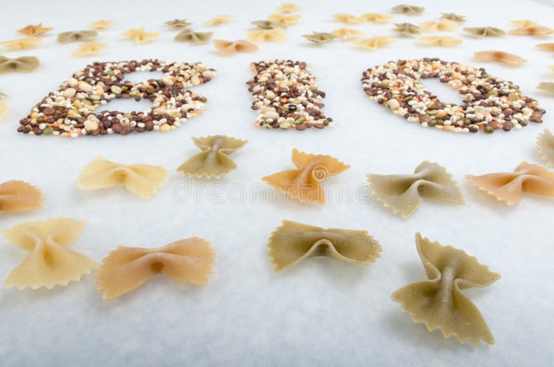 Organisk sädesslagskidfrukter och pasta arkivfoto